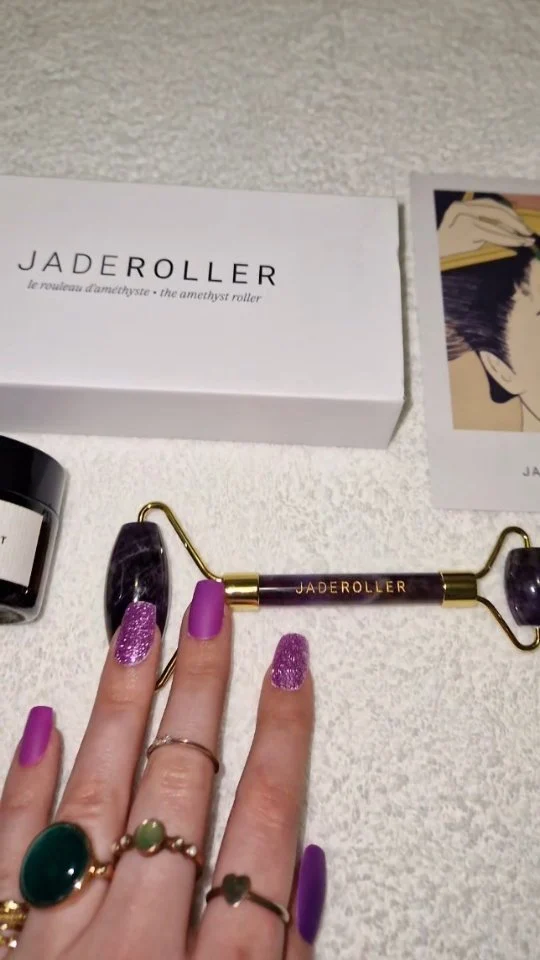 💜 CODE PROMO -15% ⬇️ ⬇️ ⬇️ 💜

🌿✨ Découvrez le secret d'une peau éclatante avec Jade Roller ! En tant qu'ambassadrice de cette marque française éthique et éco-responsable, je suis ravie de partager avec vous l'utilisation de ces produits dans mes massages du visage dans mon salon @solsticemassage_fr

💚 Conçus en France, chaque Jade Roller et Gua Sha est le fruit d'un savoir-faire artisanal, respectueux de l'environnement et des traditions asiatiques. Ces outils, autrefois réservés aux spas de luxe, sont désormais accessibles à tous, sans compromis sur la qualité.

✨ Fabriqués à partir de pierres semi-précieuses telles que le jade, le quartz rose et l'améthyste, les produits Jade Roller sont naturels et exempts de substances nocives. Chaque pierre est unique, offrant une expérience sensorielle et des bienfaits uniques à la peau.

🌍 Chez Jade Roller, une grande importance est accordée à l'éthique et au respect des normes sociales. Les pierres sont sourcées éthiquement en Amérique du Sud, et les partenaires sont sélectionnés avec soin pour leur engagement envers le bien-être de leurs employés.

🌸 De plus, les formules de Jade Roller sont élaborées selon les exigences du référentiel COSMOS Organics, garantissant des produits certifiés biologiques et sûrs pour tous, même les femmes enceintes. Sans huiles essentielles ni perturbateurs endocriniens, les soins conviennent également aux peaux les plus sensibles.

💫 Offrez-vous une expérience de beauté naturelle et éthique avec Jade Roller. Utilisez le code promo SOLSTICEJR pour bénéficier d'une réduction exclusive et laissez-vous séduire par la magie des pierres semi-précieuses. Commandez dès maintenant et profitez de la livraison gratuite dès 49 € d'achat, où que vous soyez dans le monde ! #JadeRoller #unboxing #asmr #unboxingasmr #guasha #massagevisage